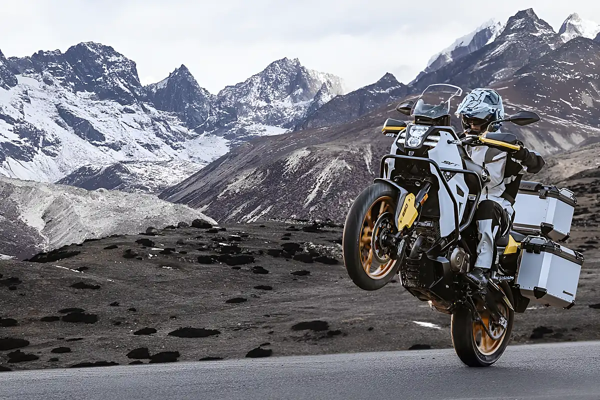 Used 2026 Qjmotor Svt 650 Black/Yellow - Interior and Exterior details 7