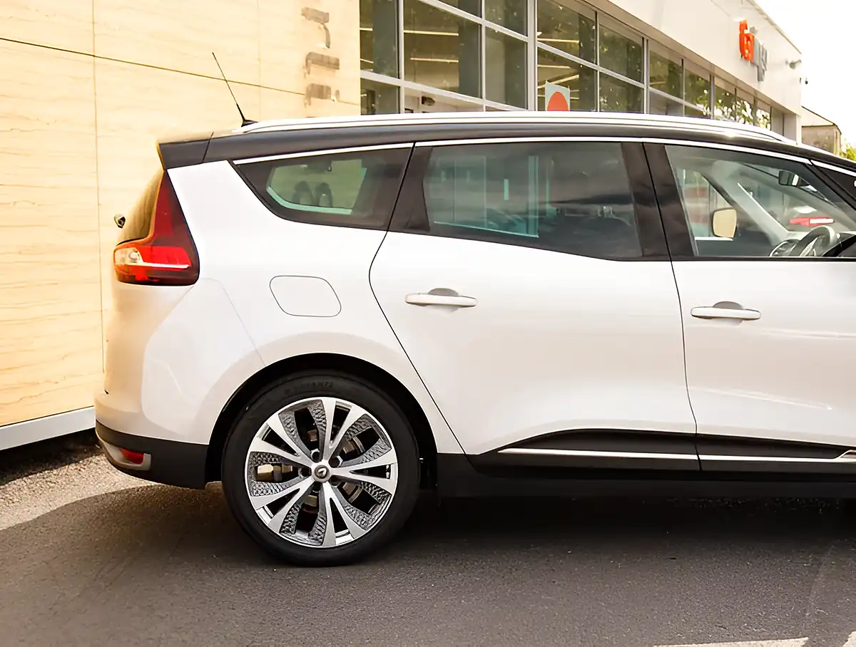 Used 2026 Renault Grand Scenic Signature Silver/Black - Interior and Exterior details 7