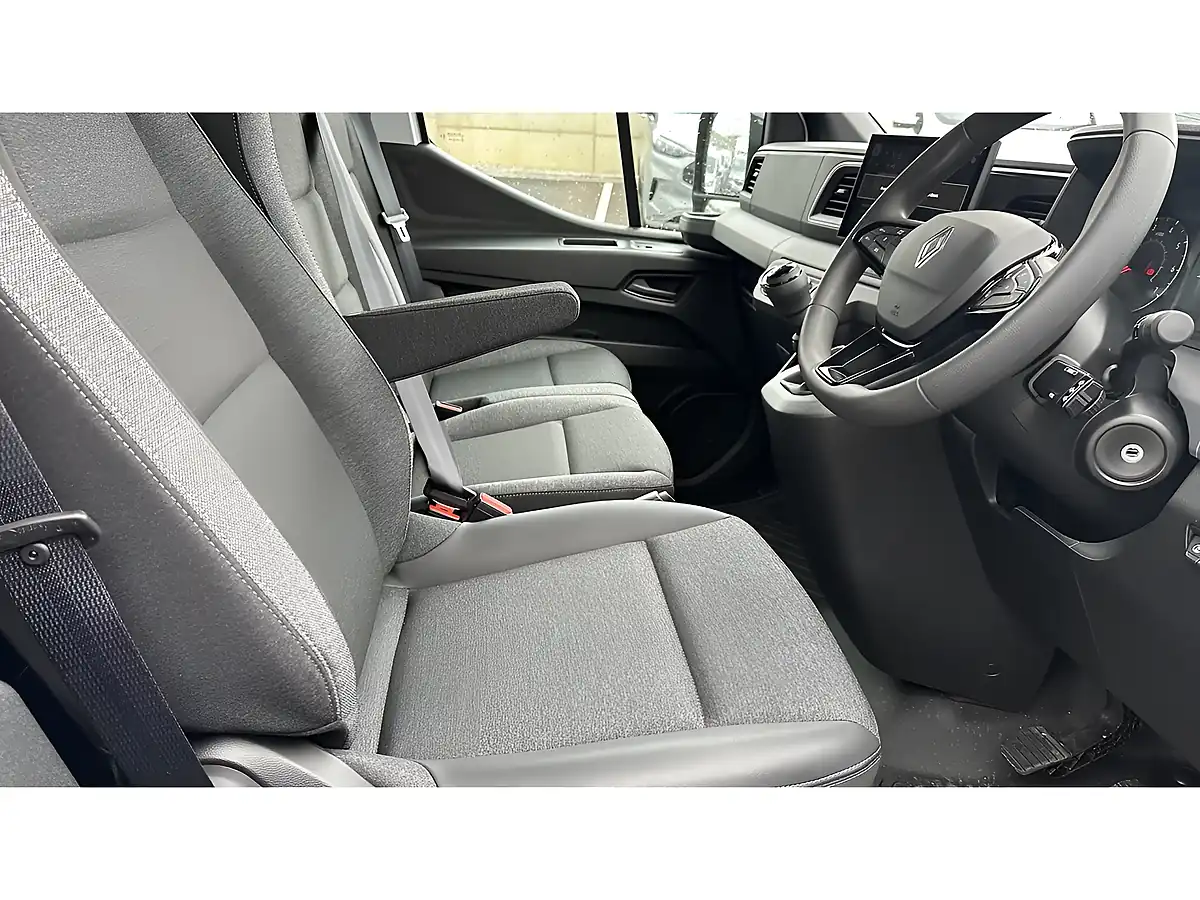 Used 2026 Renault Master Advance Mineral White - Interior and Exterior details 10