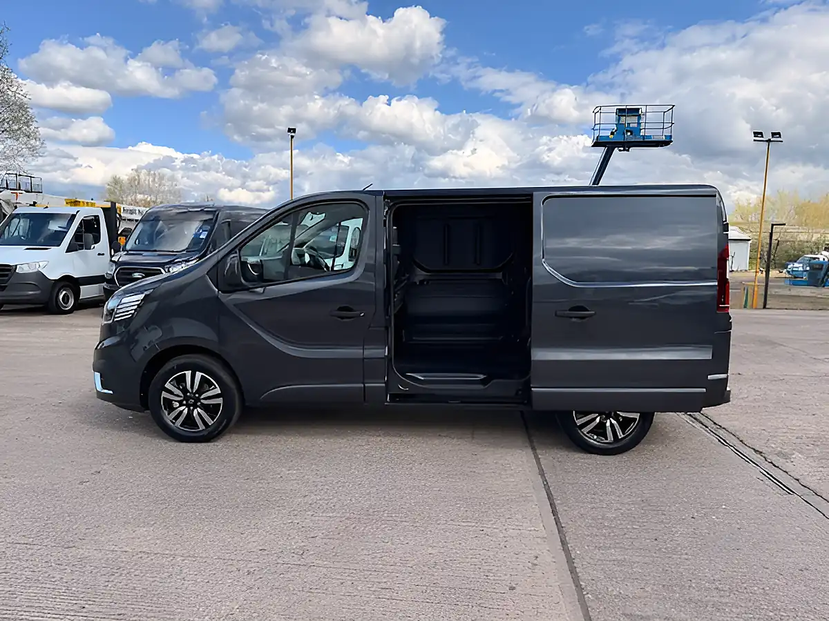 Used 2026 Renault Trafic SL30 Extra Sport Grey - Interior and Exterior details 8