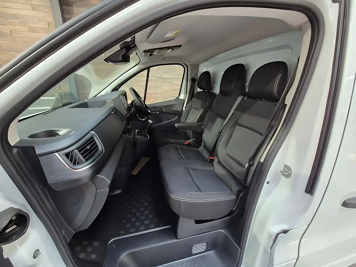 Used 2026 Renault Trafic SL30 Extra White - Interior and Exterior details 13