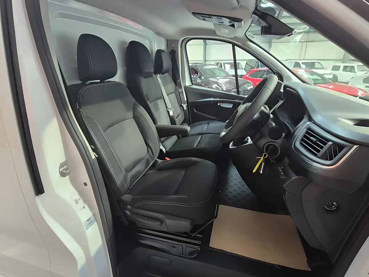 Used 2026 Renault Trafic SL30 Extra White - Interior and Exterior details 14