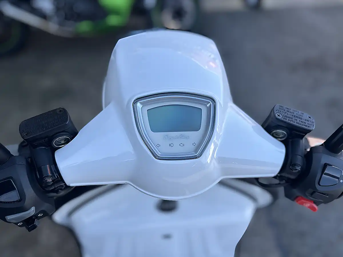 Used 2026 Royal Alloy GT125 Ac Cbs White - Interior and Exterior details 7
