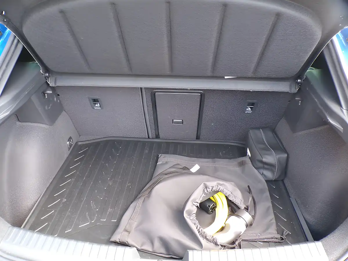 Used 2026 SEAT Leon Fr Black Edition Blue - Interior and Exterior details 9