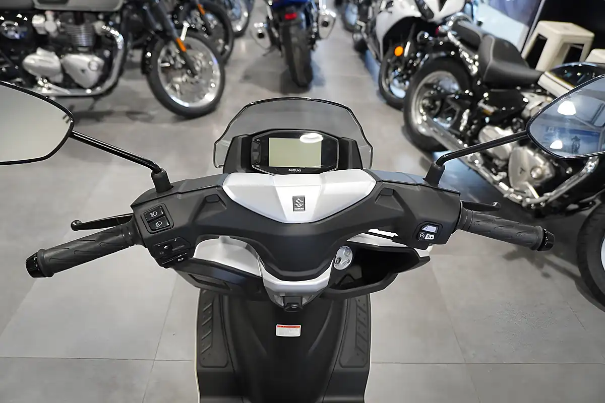 Used 2026 Suzuki Burgman Street Ex Pearl White - Interior and Exterior details 7