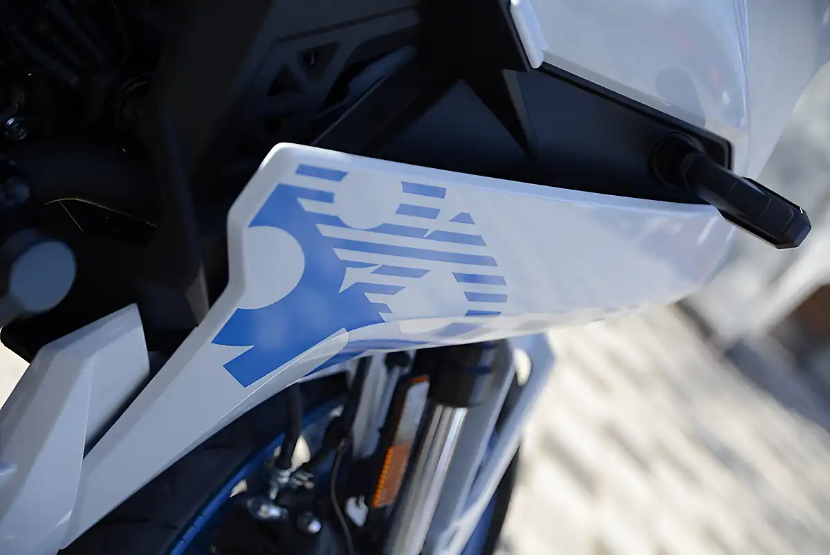Used 2026 Suzuki GSX-8R 8R White - Interior and Exterior details 4