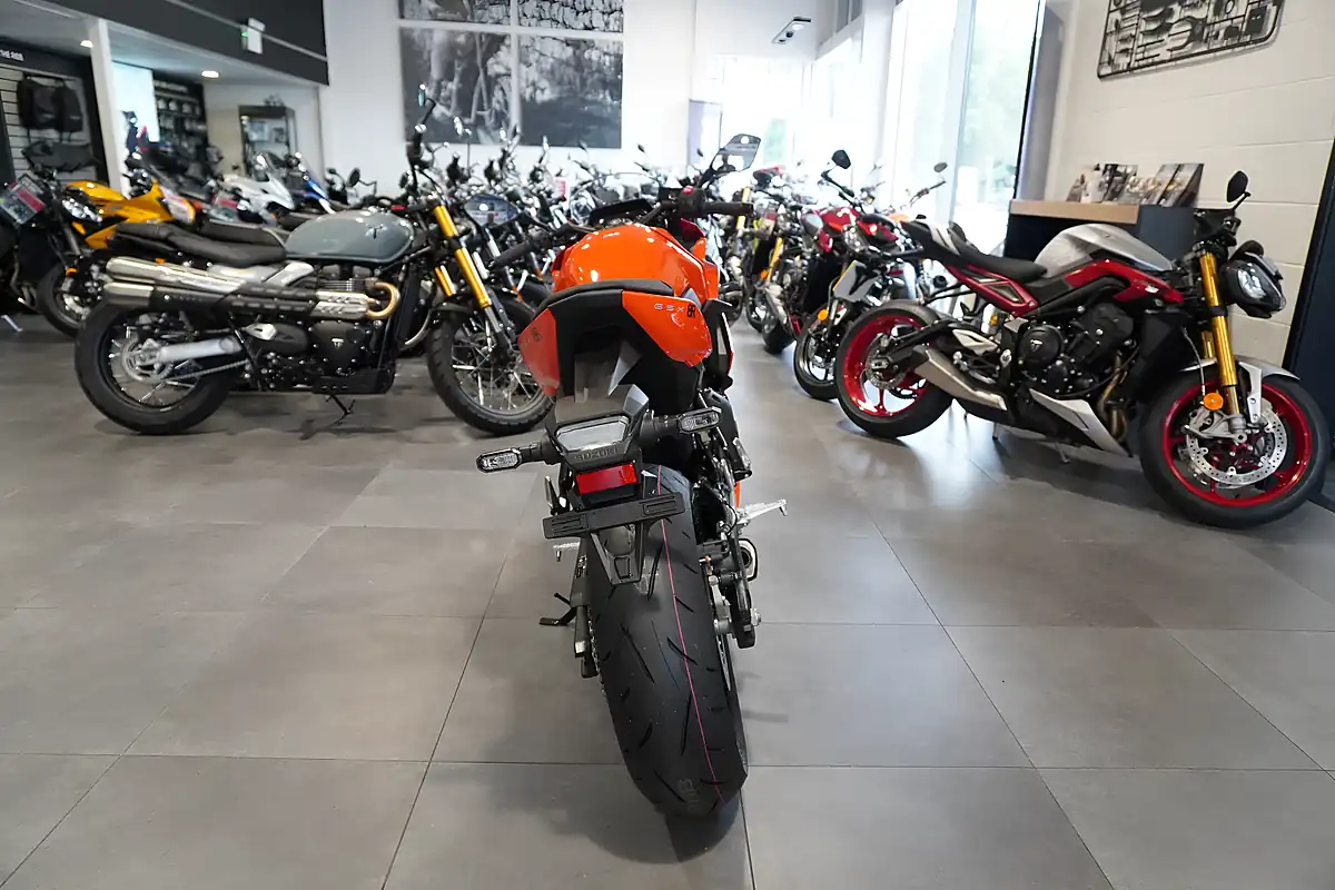 Used 2026 Suzuki GSX-8R Glass Blaze Orange - Interior and Exterior details 4