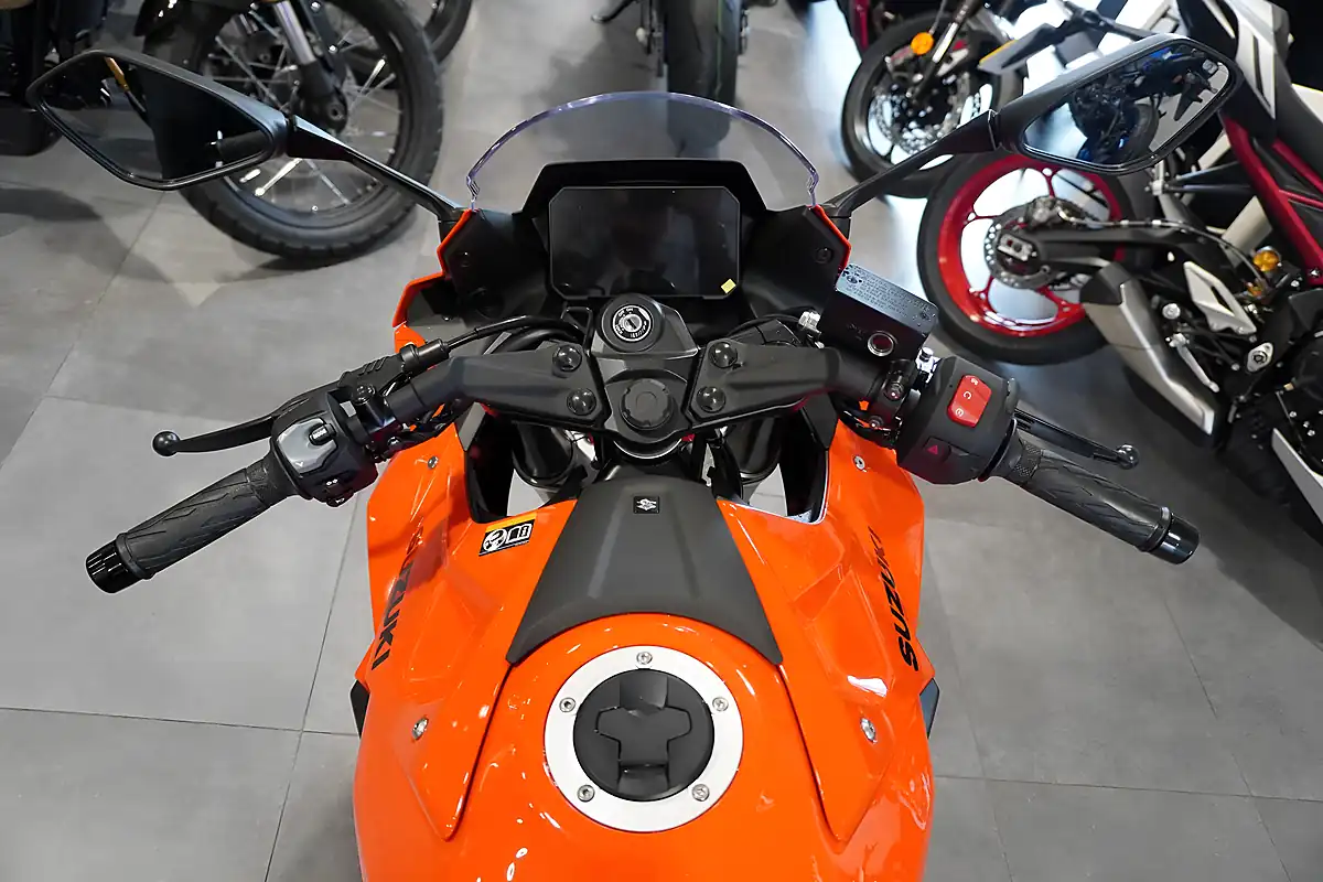 Used 2026 Suzuki GSX-8R Glass Blaze Orange - Interior and Exterior details 7