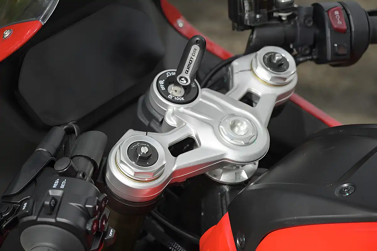 Used 2026 Suzuki GSX-8R Glass Blaze Orange - Interior and Exterior details 10