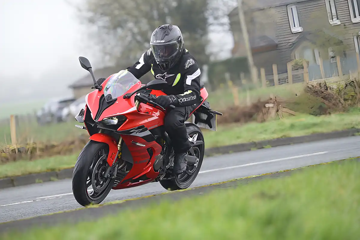 Used 2026 Suzuki GSX-8R Glass Blaze Orange - Interior and Exterior details 4
