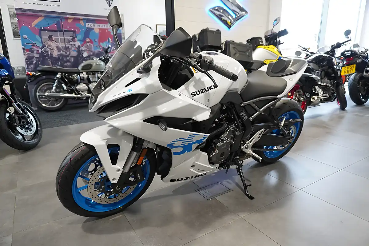 Used 2026 Suzuki GSX-8R Pearl Tech White - Interior and Exterior details 6