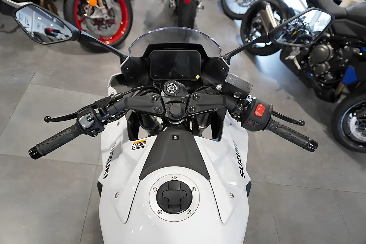 Used 2026 Suzuki GSX-8R Pearl Tech White - Interior and Exterior details 7