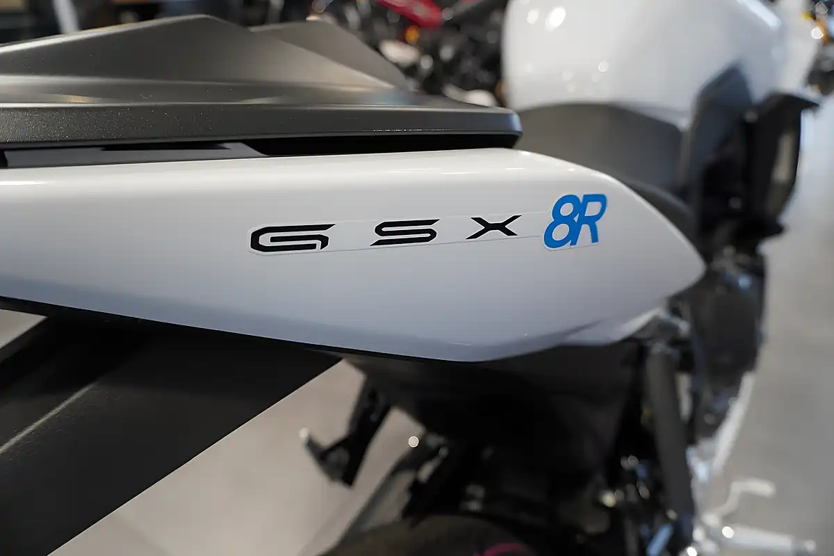 Used 2026 Suzuki GSX-8R Pearl Tech White - Interior and Exterior details 9
