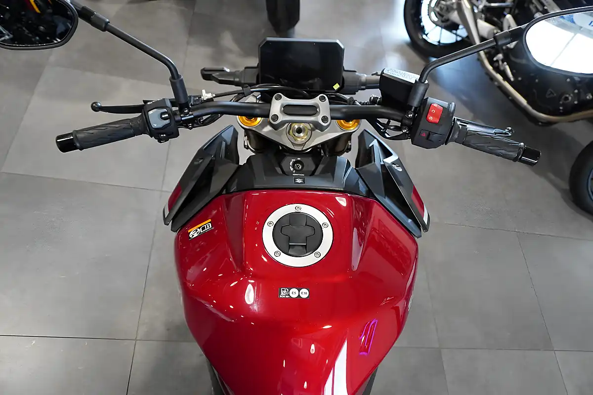 Used 2026 Suzuki GSX-S1000 Candy Daring Red - Interior and Exterior details 7
