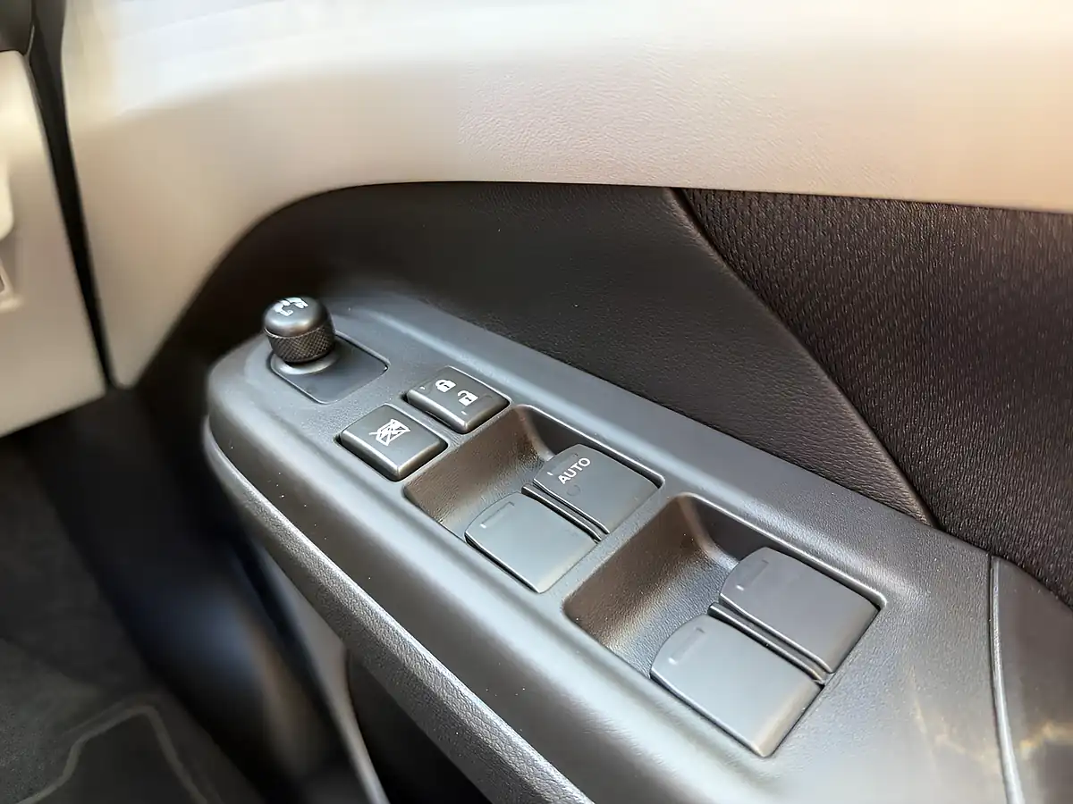 Used 2026 Suzuki Swift Motion White - Interior and Exterior details 12