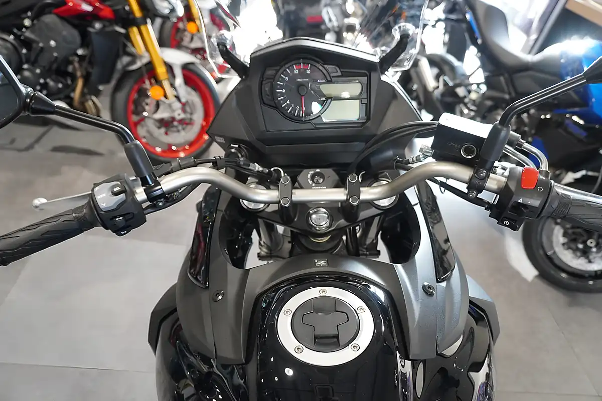 Used 2026 Suzuki V-Strom 650 Adventure Glass Sparkle Black - Interior and Exterior details 7