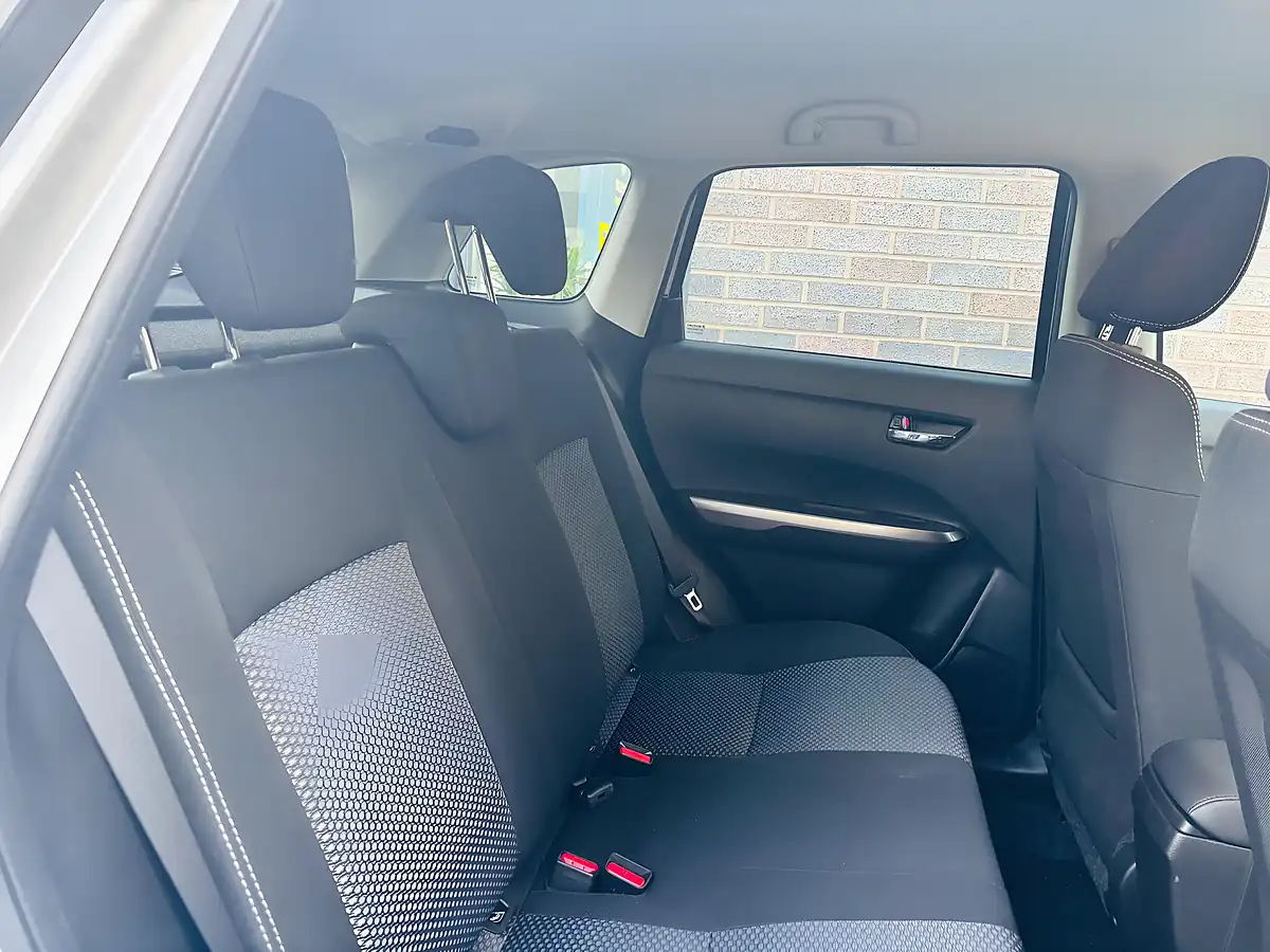 Used 2026 Suzuki Vitara Motion Silver - Interior and Exterior details 7