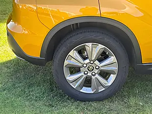 Used 2026 Suzuki Vitara Motion Yellow - Interior and Exterior details 8