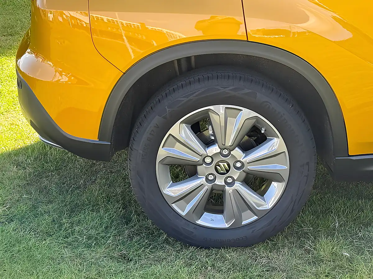 Used 2026 Suzuki Vitara Motion Yellow - Interior and Exterior details 8
