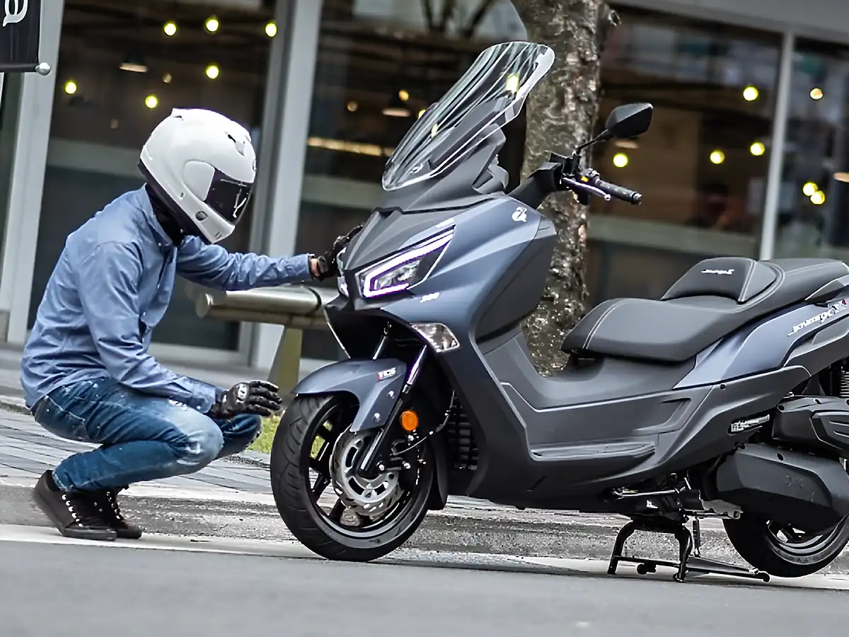 Used 2026 Sym Joymax Z+ White - Interior and Exterior details 4