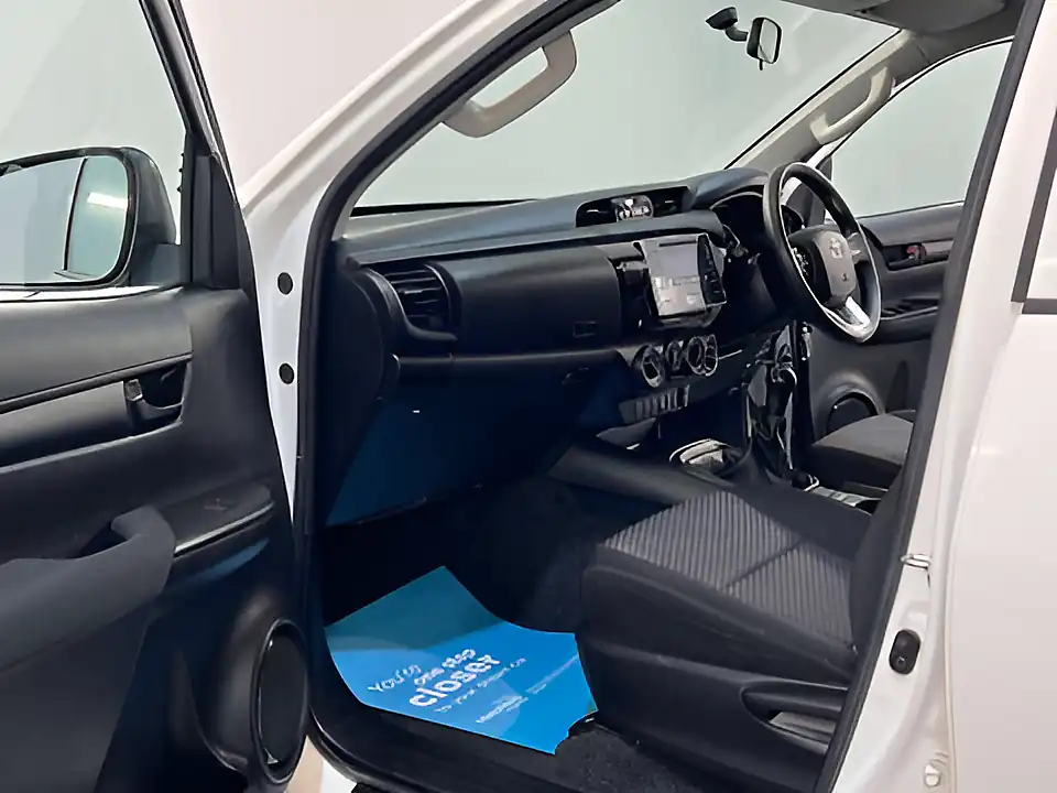 Used 2026 Toyota Hilux Hi-Luxury Active White - Interior and Exterior details 11