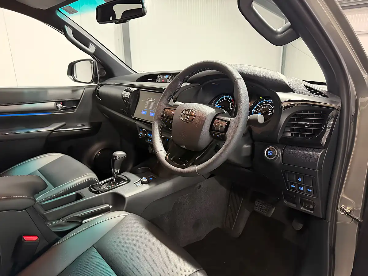 Used 2026 Toyota Hilux Invincible X Titan Bronze Metallic - Interior and Exterior details 11