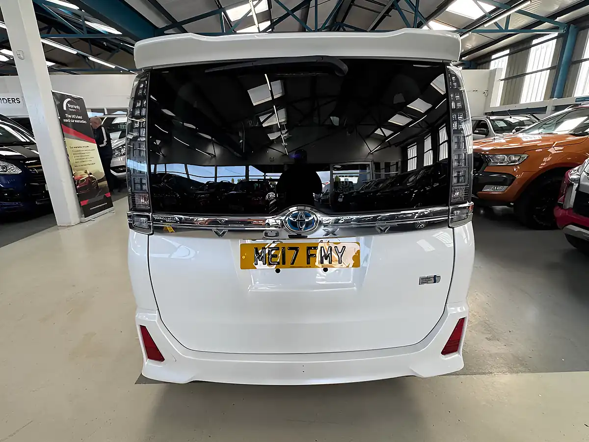 Used 2026 Toyota Voxy White - Interior and Exterior details 10