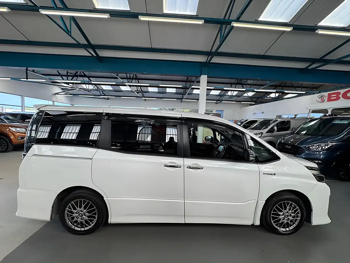 Used 2026 Toyota Voxy White - Interior and Exterior details 11