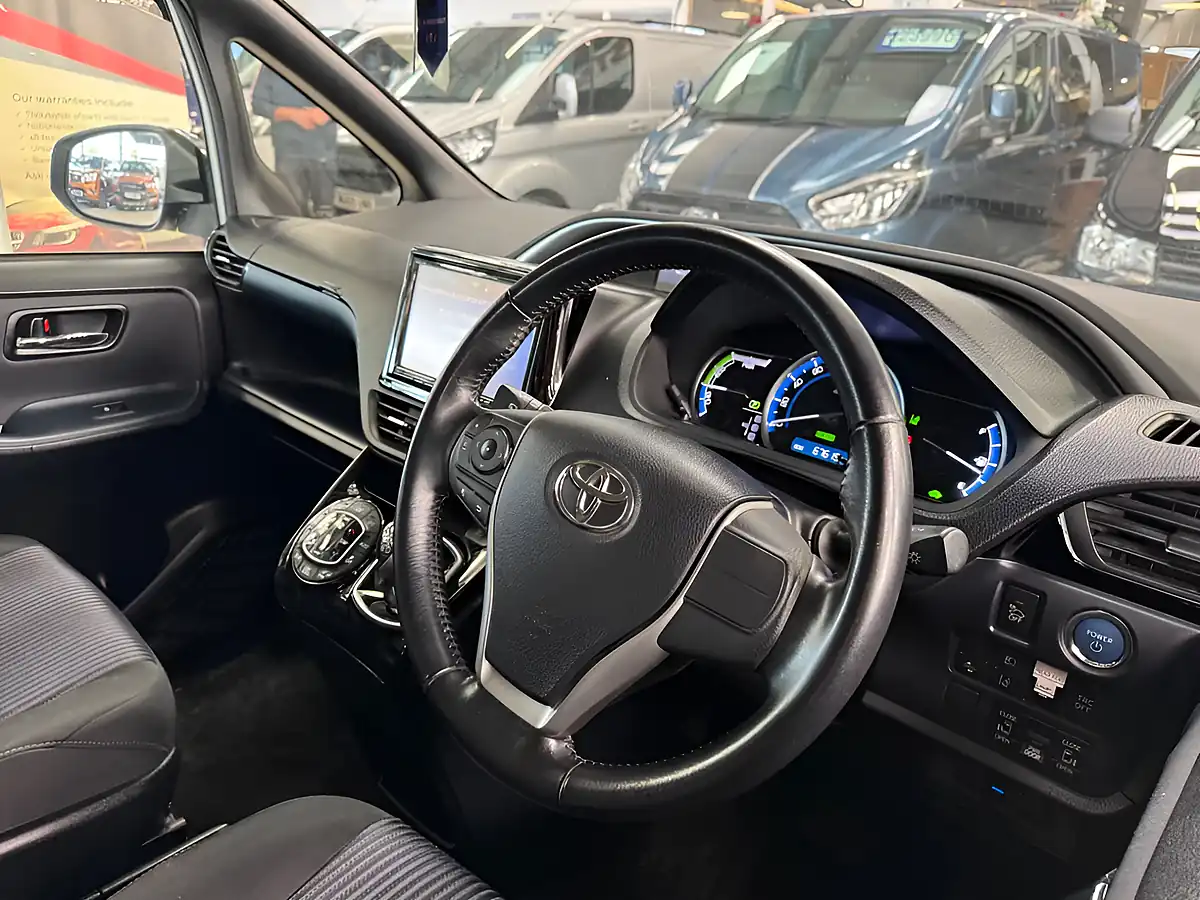 Used 2026 Toyota Voxy White - Interior and Exterior details 13