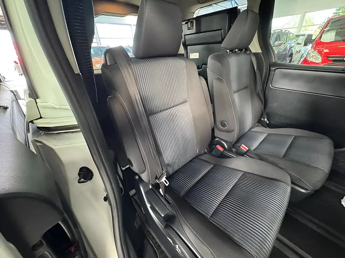 Used 2026 Toyota Voxy White - Interior and Exterior details 14