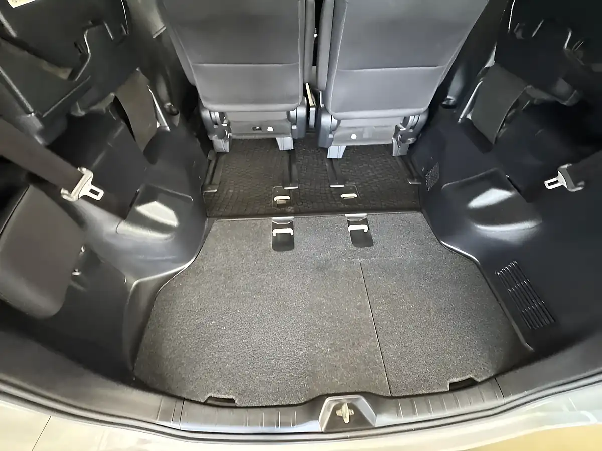 Used 2026 Toyota Voxy White - Interior and Exterior details 16