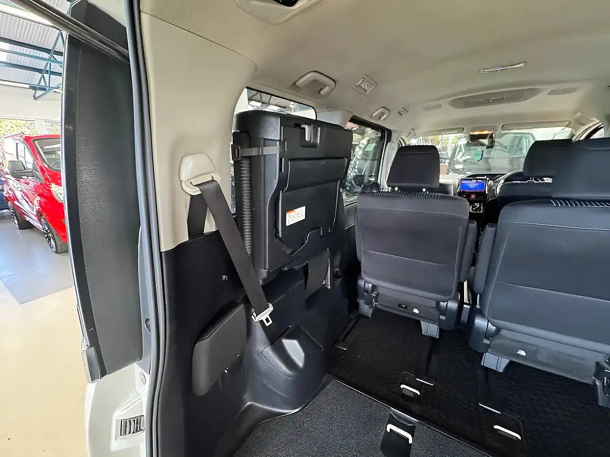 Used 2026 Toyota Voxy White - Interior and Exterior details 18