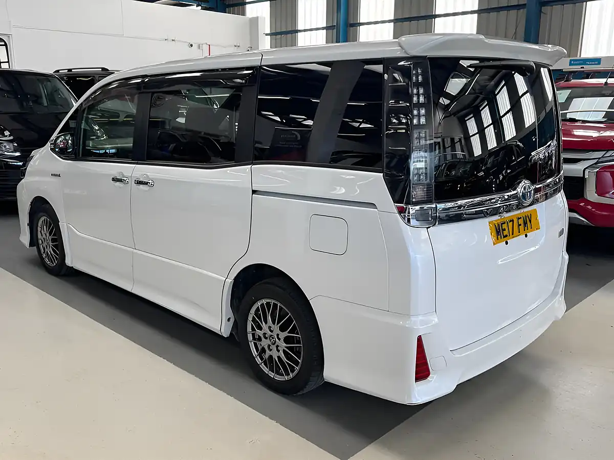 Used 2026 Toyota Voxy White - Interior and Exterior details 4