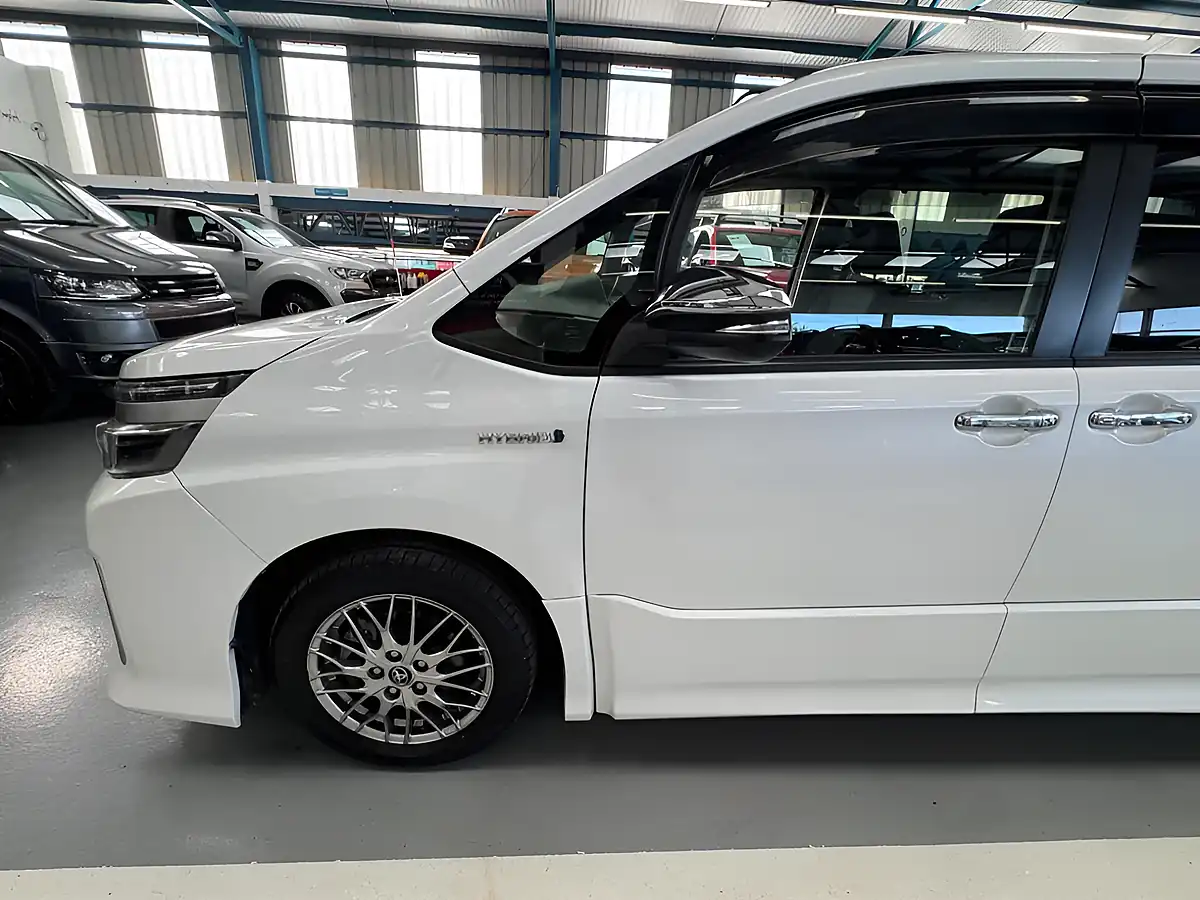 Used 2026 Toyota Voxy White - Interior and Exterior details 7