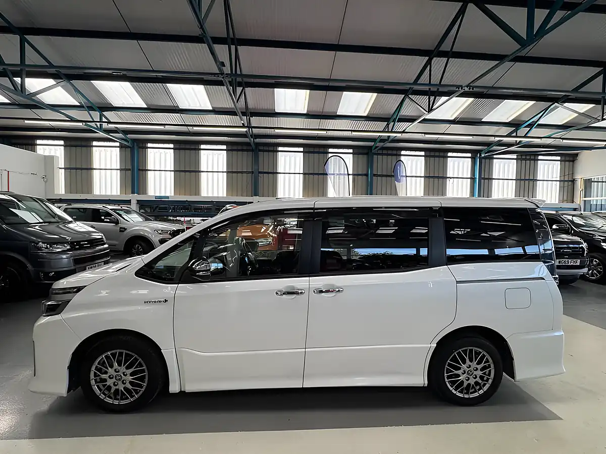 Used 2026 Toyota Voxy White - Interior and Exterior details 8