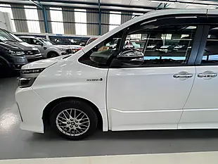 Used 2026 Toyota Voxy White - Interior and Exterior details 9