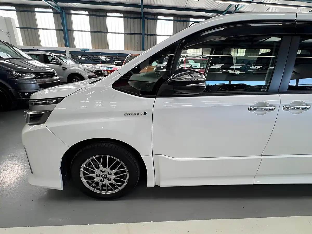 Used 2026 Toyota Voxy White - Interior and Exterior details 9