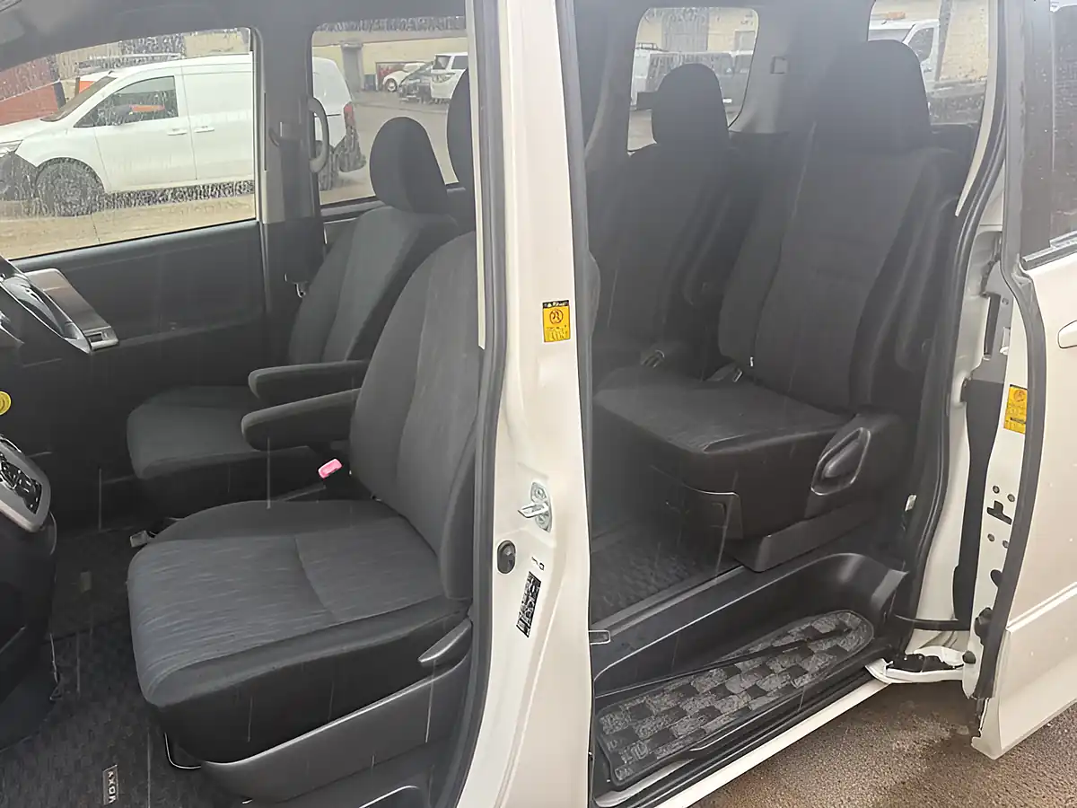 Used 2026 Toyota Voxy Zs Noah White - Interior and Exterior details 13