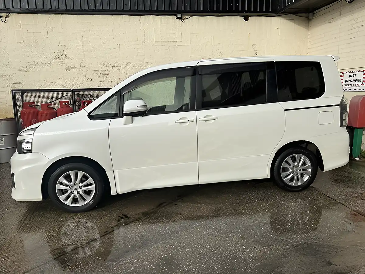 Used 2026 Toyota Voxy Zs Noah White - Interior and Exterior details 3