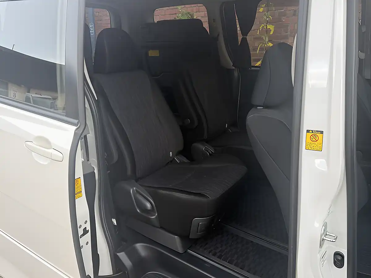 Used 2026 Toyota Voxy Zs Noah White - Interior and Exterior details 5