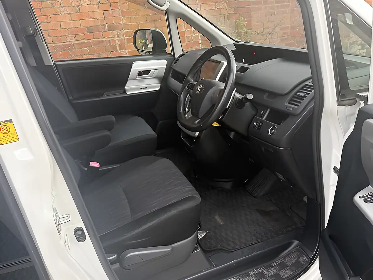 Used 2026 Toyota Voxy Zs Noah White - Interior and Exterior details 6