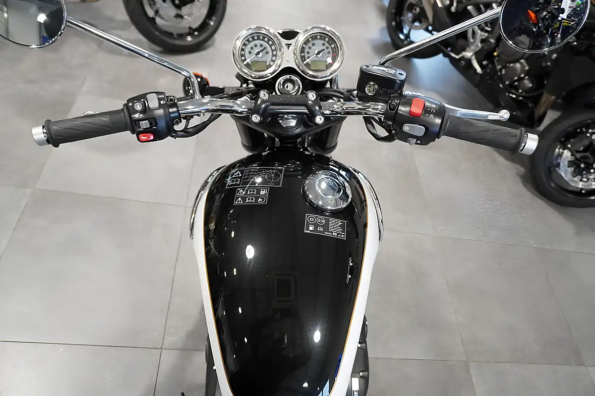 Used 2026 Triumph Bonneville T100 Snowdonia White/ Black - Interior and Exterior details 7