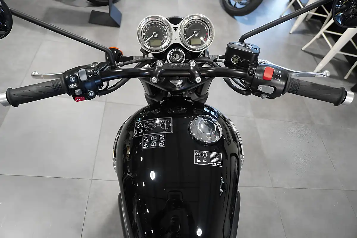 Used 2026 Triumph Bonneville T120 Black Jet Black - Interior and Exterior details 7