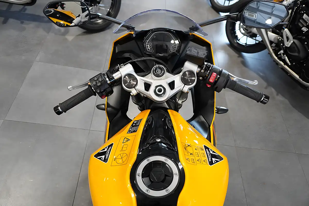 Used 2026 Triumph Daytona 660 Cosmic Yellow - Interior and Exterior details 7