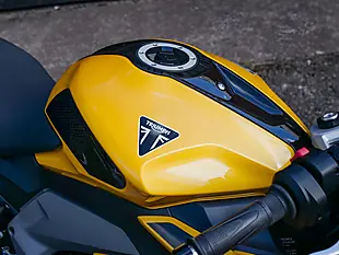 Used 2026 Triumph Daytona 660 Cosmic Yellow / Sapphire Black - Interior and Exterior details 10