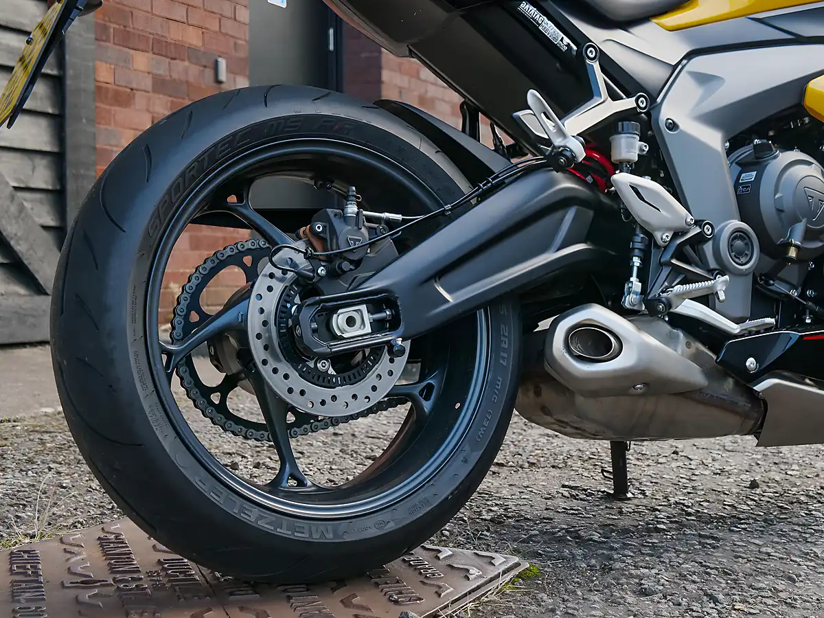 Used 2026 Triumph Daytona 660 Cosmic Yellow / Sapphire Black - Interior and Exterior details 11