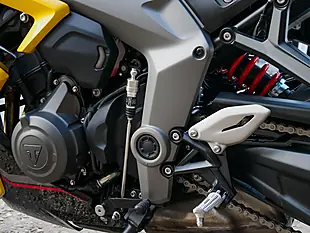 Used 2026 Triumph Daytona 660 Cosmic Yellow / Sapphire Black - Interior and Exterior details 13