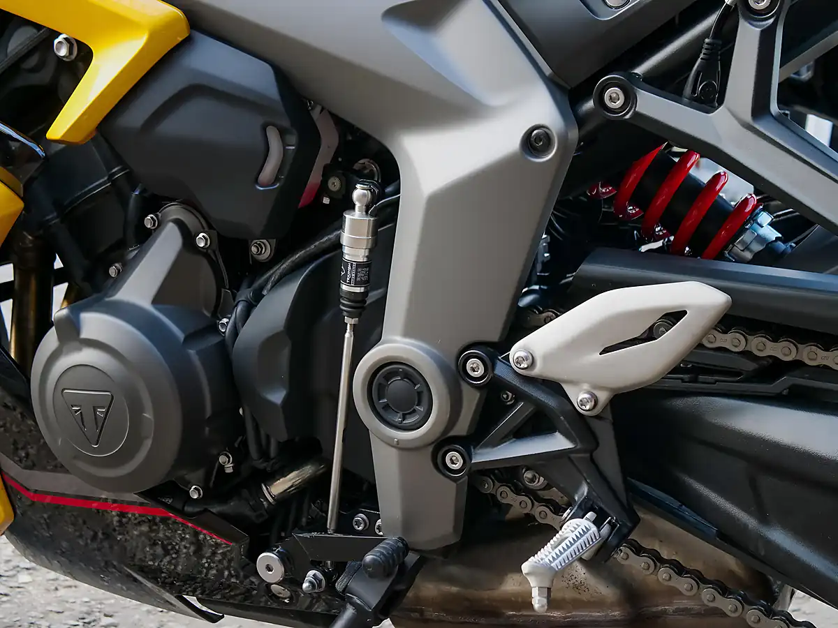 Used 2026 Triumph Daytona 660 Cosmic Yellow / Sapphire Black - Interior and Exterior details 13