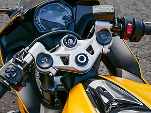 Used 2026 Triumph Daytona 660 Cosmic Yellow / Sapphire Black - Interior and Exterior details 14