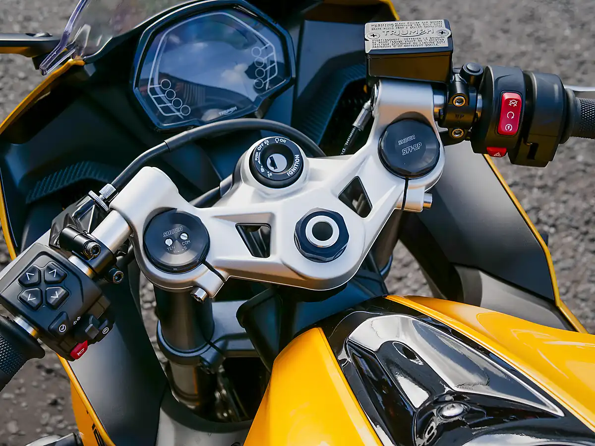 Used 2026 Triumph Daytona 660 Cosmic Yellow / Sapphire Black - Interior and Exterior details 14